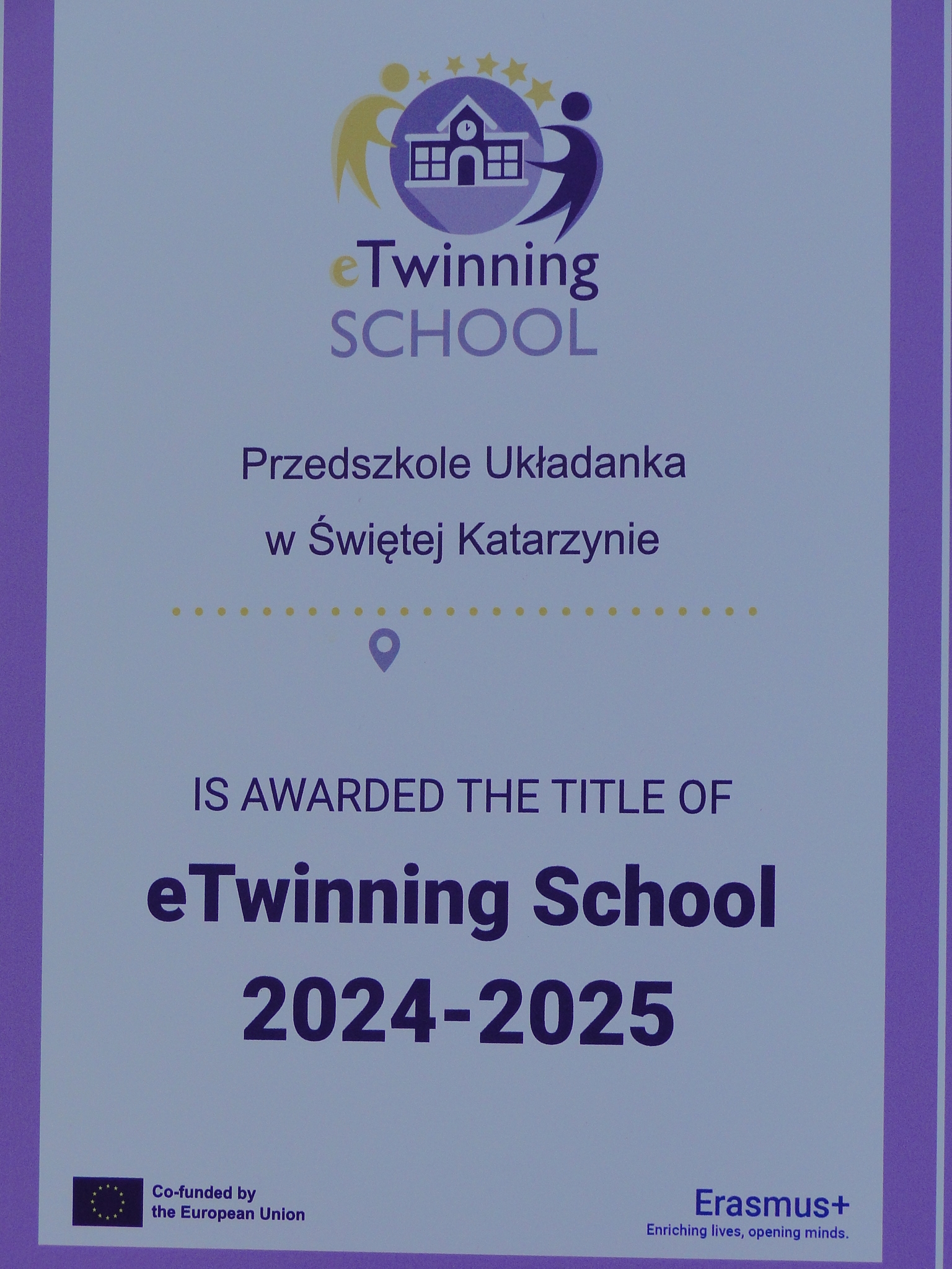Odsłonięta tablica eTwinning na budynku przedszkola